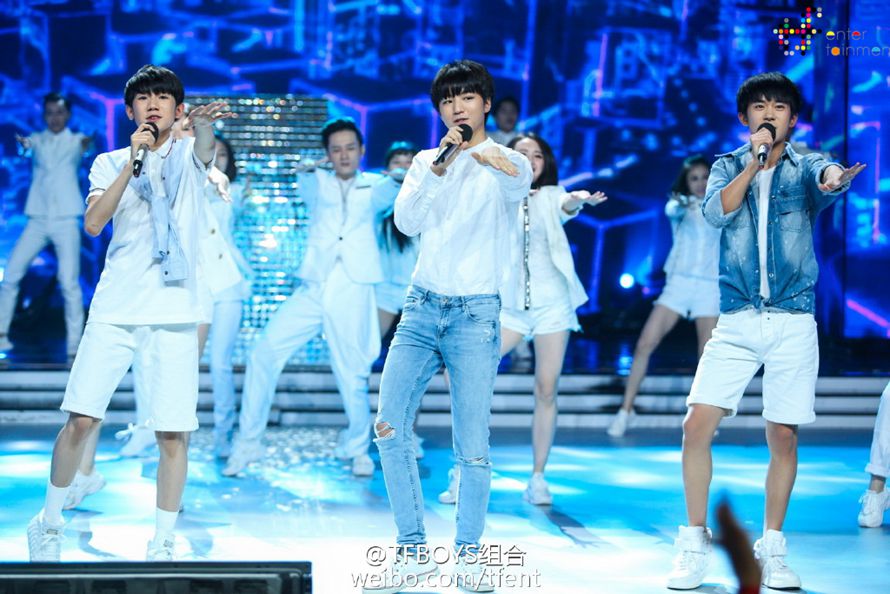 tfboys登台《快乐大本营 三人变身运动小达人